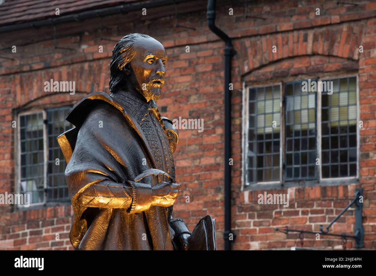 Die Statue von William Shakespeare leuchtet in der Abenddämmerung auf. Henley Street, Stratford-upon-Avon, Warwickshire, England Stockfoto