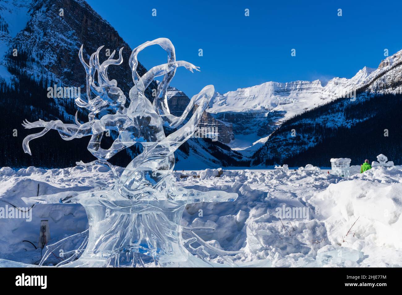 Lake Louise, Alberta, Kanada - Januar 27 2022 : Fairmont Chateau Lake Louise Ice Magic Winter Festival Ice Carving. Stockfoto