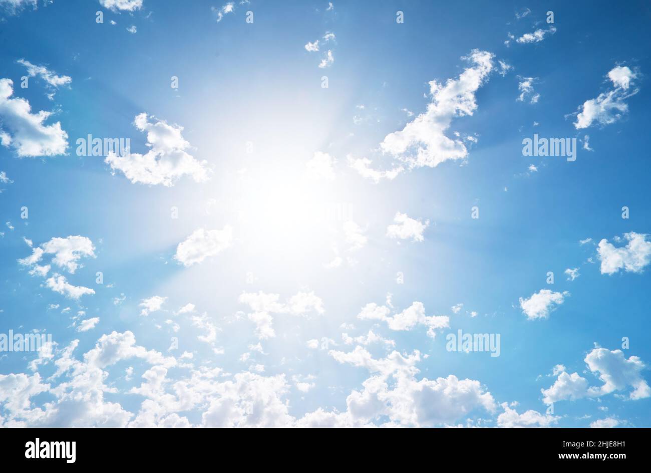 Weiches Sonnenlicht. Sonnenschein am Tag vom wolkigen Himmel. Stockfoto
