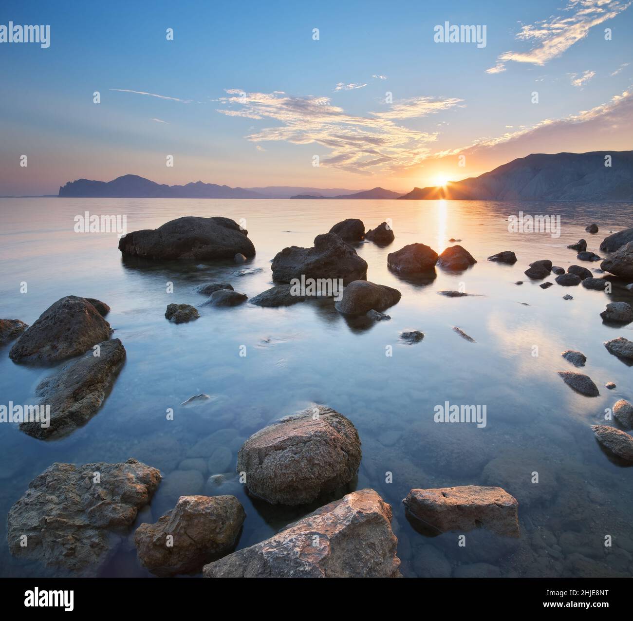 Wunderschöner Sonnenuntergang am Meer. Natur Seestücke Zusammensetzung. Stockfoto