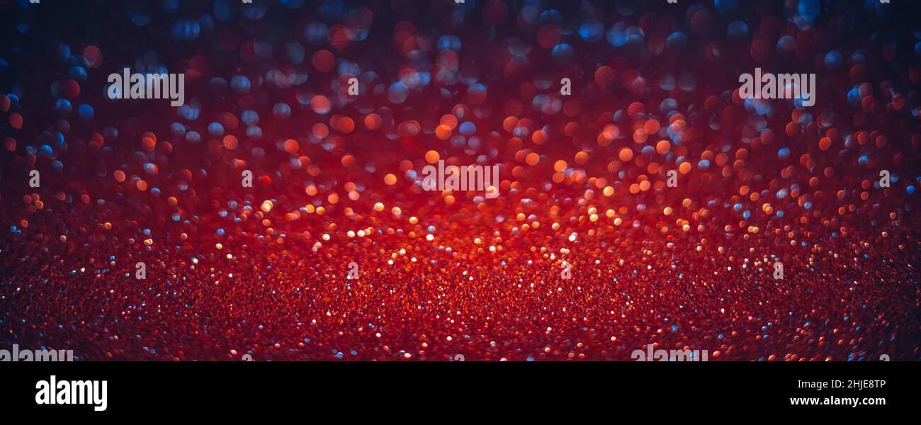 Rote und blaue Glitzerstruktur mit Bokeh-Lichtern, die im Dunkeln leuchten Stockfoto