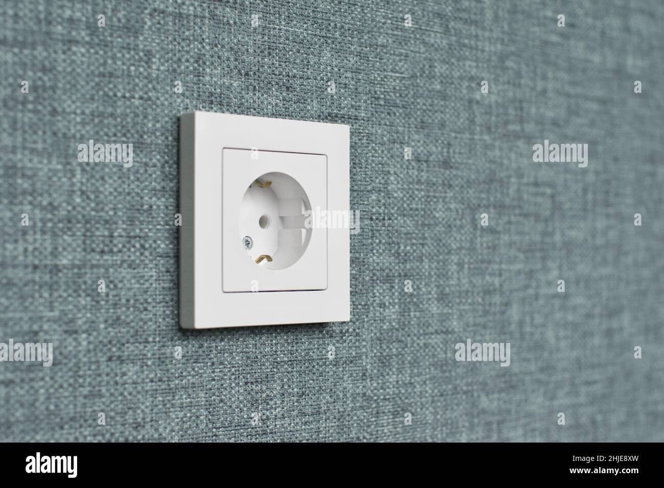 Wandsteckdose an der Wand. Nach der Reparatur. Geringe Schärfentiefe Stockfoto