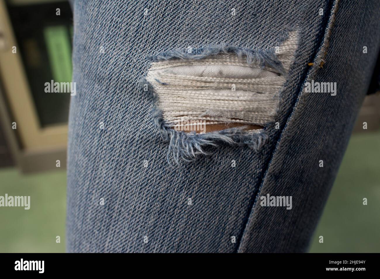Zerrissene Jeans-Knie Stockfoto