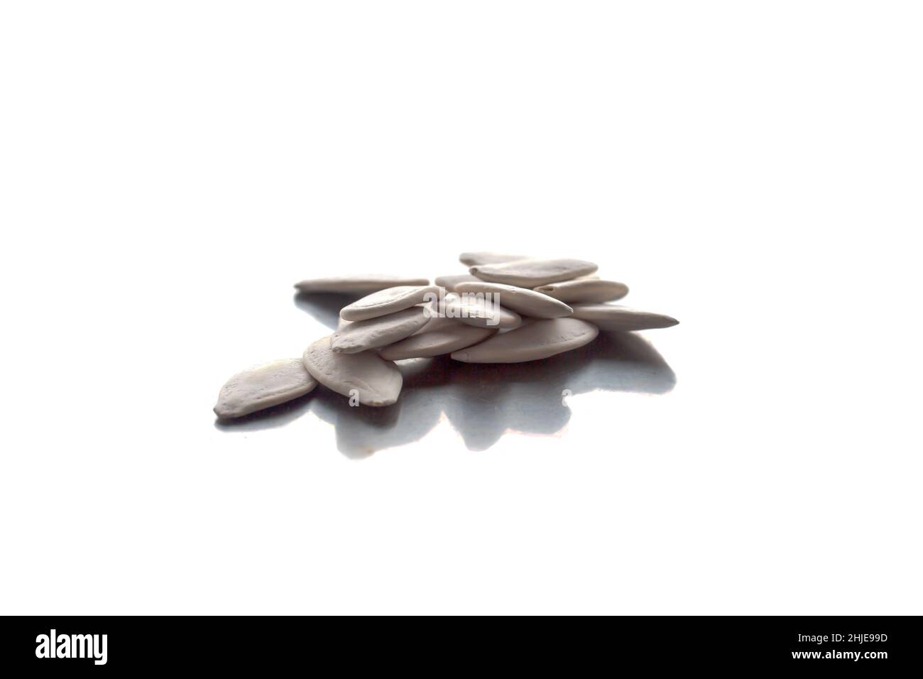 Geschälte Melonenkerne auf weißem Hintergrund Stockfoto
