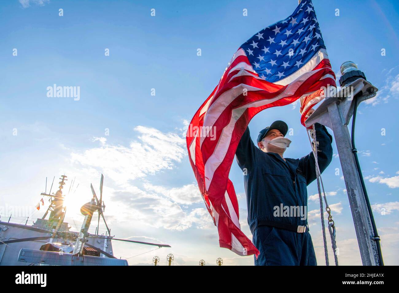 Subic Bay, Philippinen. 21st Januar 2022. Kulinarische Spezialistin 2nd Klasse Wei Chen aus Oakland, Kalifornien, wechselt die Farben an Bord des Litoral Combat Ship USS Charleston (LCS 18) in Independence-Variant, während eines routinemäßigen Hafenbesuchs in Subic Bay, Philippinen. Charleston, Teil von Destroyer Squadron (DESRON) 7, ist im US-amerikanischen Flottenbereich 7th im Rotationseinsatz, um die Interoperabilität mit Partnern zu verbessern und als reaktionsbereites Team zur Unterstützung einer freien und offenen Region im Indo-Pazifik-Raum zu fungieren. Kredit: Ryan Breeden/U.S. Navy/ZUMA Press Wire Service/ZUMAPRESS.com/Alamy Live News Stockfoto