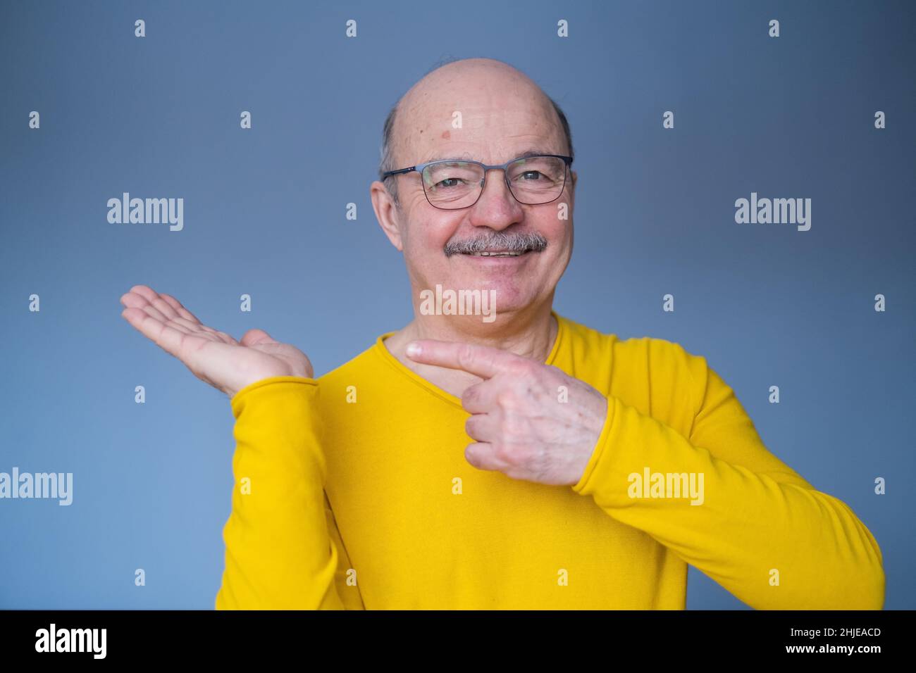 Leitender Mann, der mit dem Zeigefinger auf wichtige Informationen zum Copyspace zeigt Stockfoto