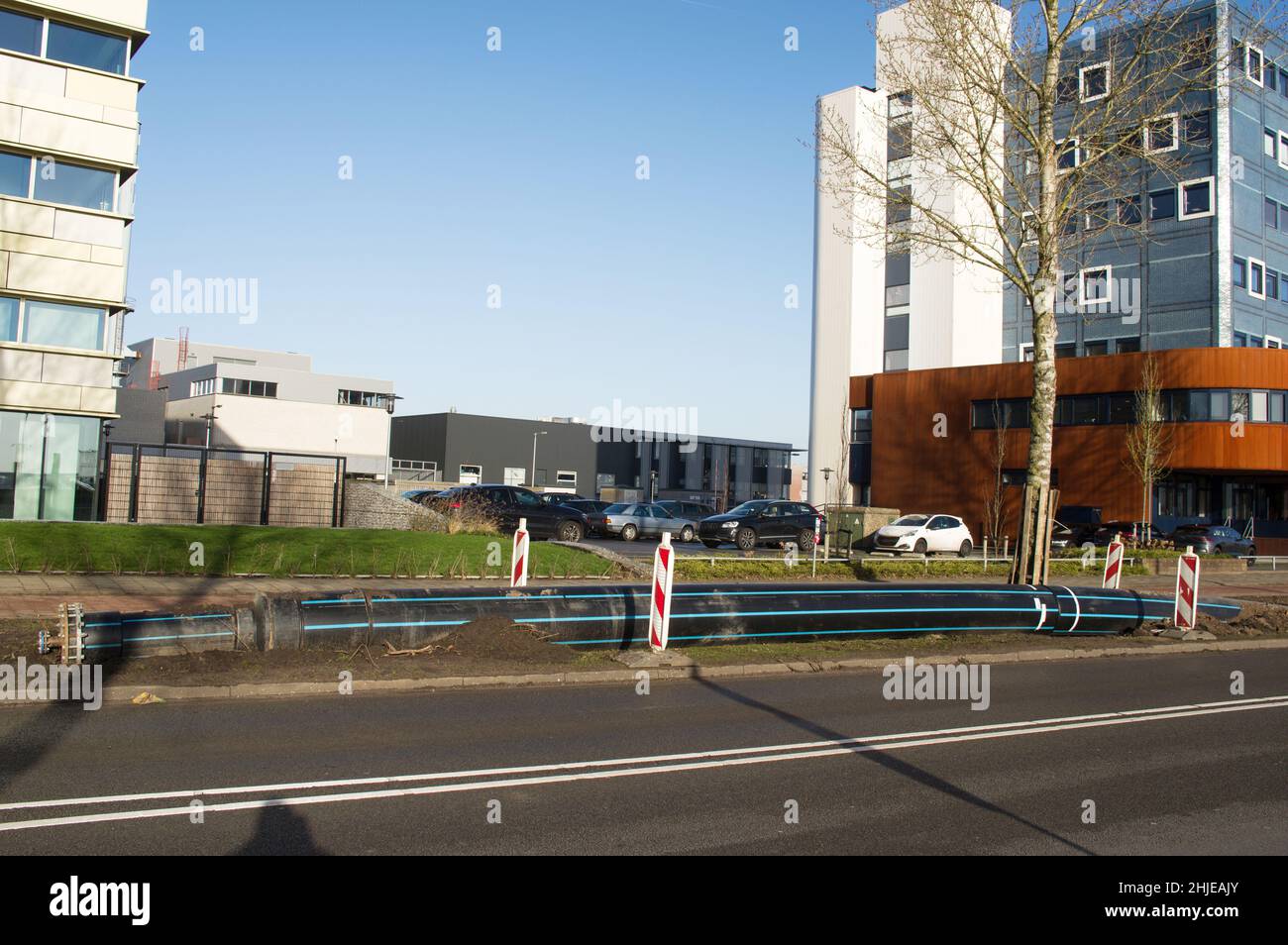 Straßenarbeiten mit ausgegrabenen großen unterirdischen Rohren in Arnhem in den Niederlanden Stockfoto