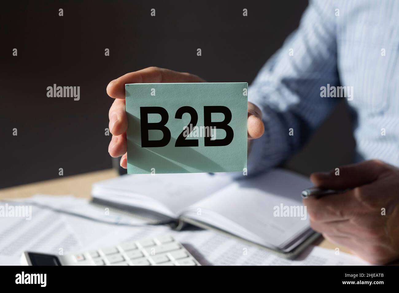 B2B, btob Akronym, Wort auf Papier in der Hand eines Geschäftsmannes. Geschäftskonzept. Stockfoto