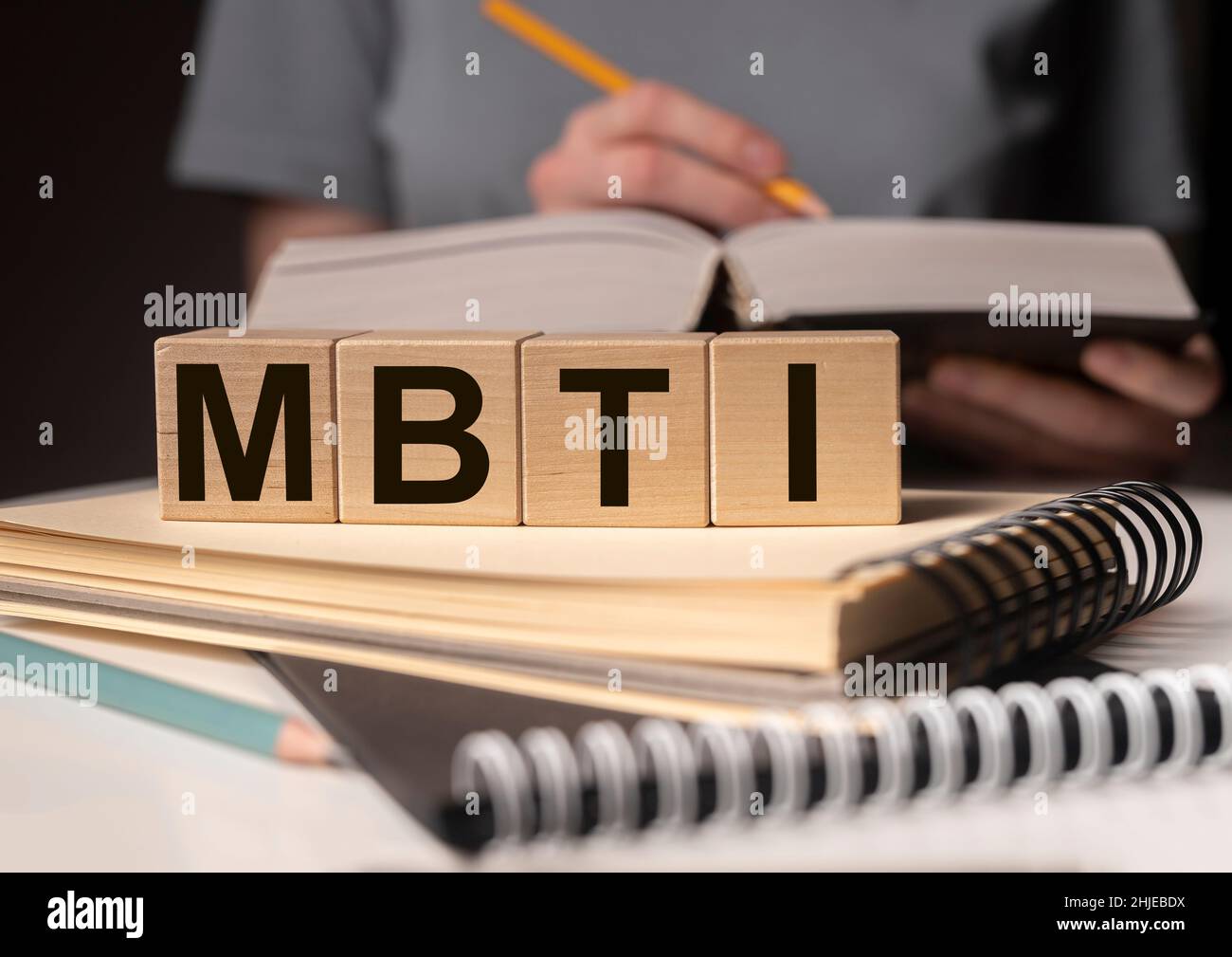 MBTI Akronym, Wort auf Holzblöcken auf dem Schreibtisch mit Büchern. Psychologisches Studien- und Forschungskonzept. Stockfoto