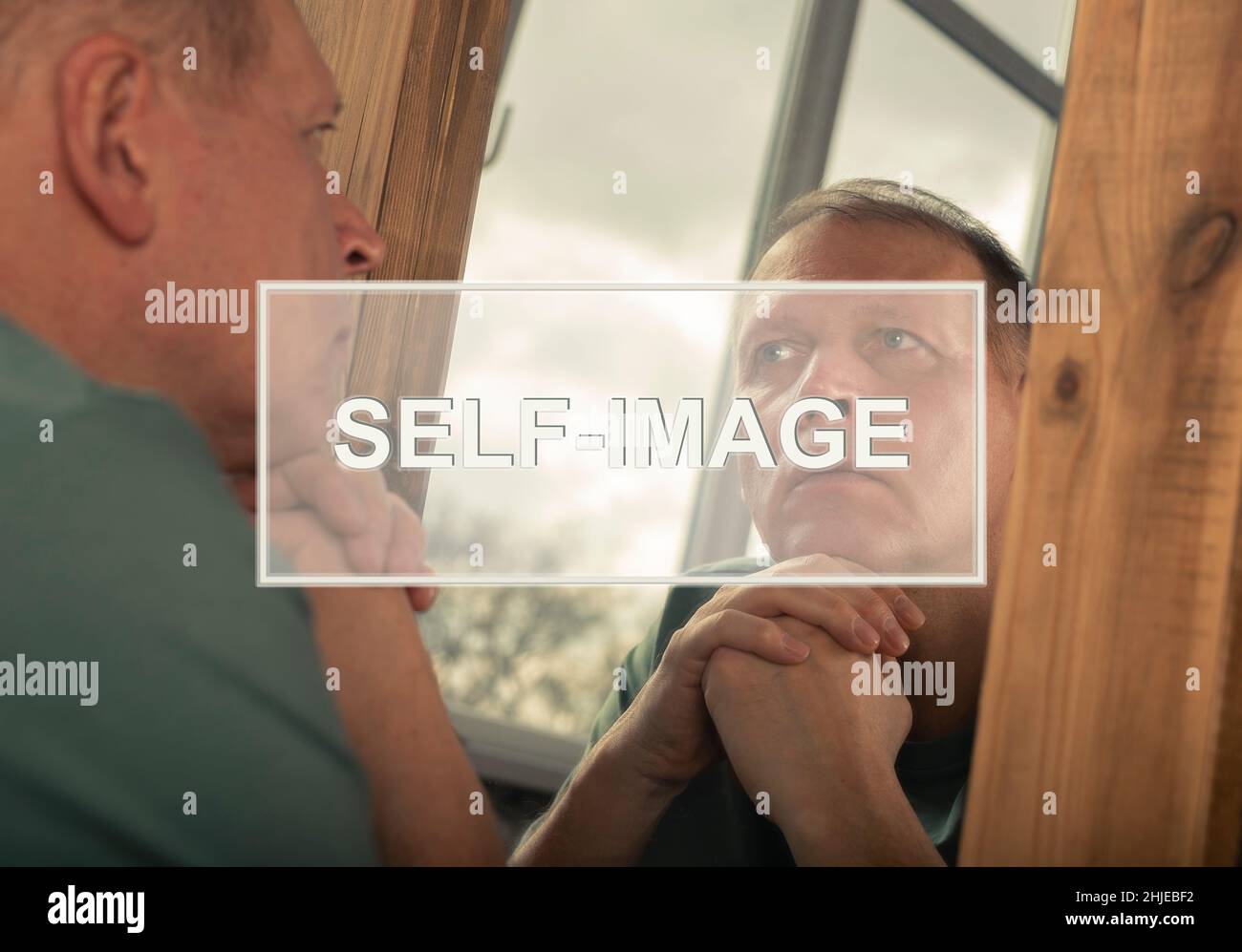 Selbstbild und Wahrnehmungswort auf dem Foto mit reiferem Mann, der über sich selbst, seine Identität und Persönlichkeit nachdenkt. Psychologisches Konzept. Stockfoto