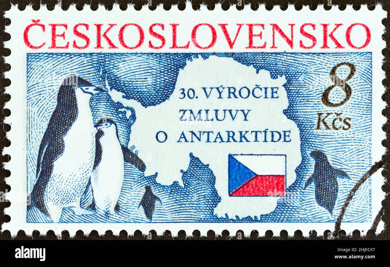 TSCHECHOSLOWAKEI - UM 1991: Eine in der Tschechoslowakei gedruckte Marke, die zum 30.. Jahrestag des Antarktischen Vertrags herausgegeben wurde, zeigt Pinguine, Karte und Flagge. Stockfoto