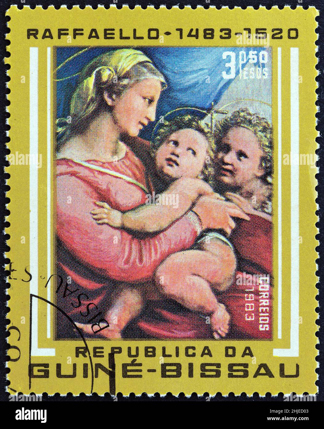 GUINEA-BISSAU - UM 1983: Eine in Guinea-Bissau gedruckte Briefmarke aus der Ausgabe '500. Birth Anniversary of Raphael' zeigt della Tenda Madonna. Stockfoto