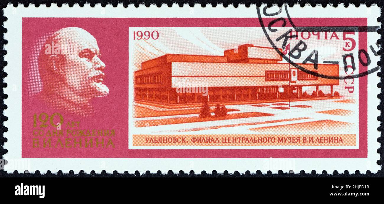 UdSSR - UM 1990: Eine in der UdSSR gedruckte Briefmarke aus der Ausgabe '120th Geburtstag Lenins' zeigt das Lenin-Museum in Uljanowsk, um 1990. Stockfoto