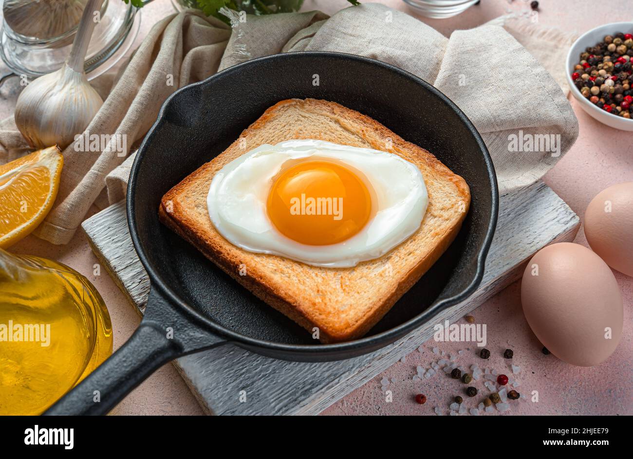 Frühstück mit Spiegeleiern auf gebratenem Toast aus nächster Nähe. Seitenansicht, horizontal. Stockfoto