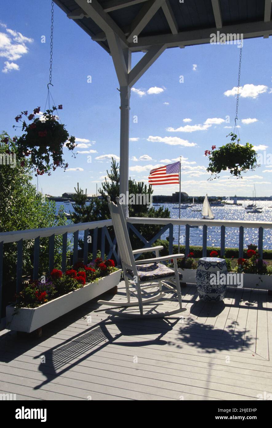 vereinigte staaten rhode Island newport Veranda Terrasse vor atlantik Blick amerikanische Flagge Schaukelstuhl sonniges Licht Bett Frühstück Villa sandford Stockfoto