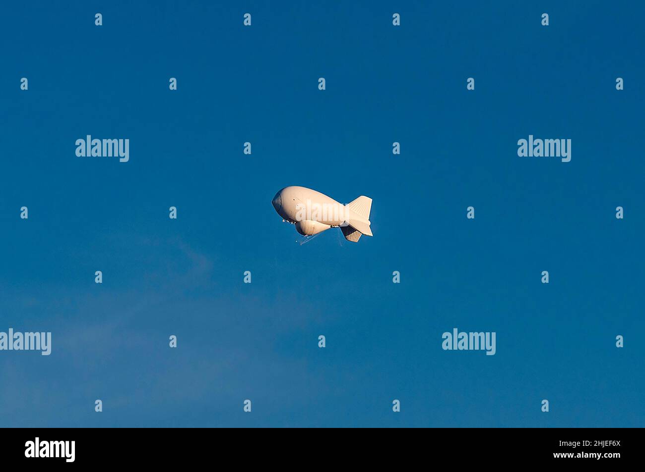 Aerostat, TARS oder Tethered Aerostat Radar System, Überwachung Blimp über der Stadt Sierra Vista, Arizona, USA Stockfoto