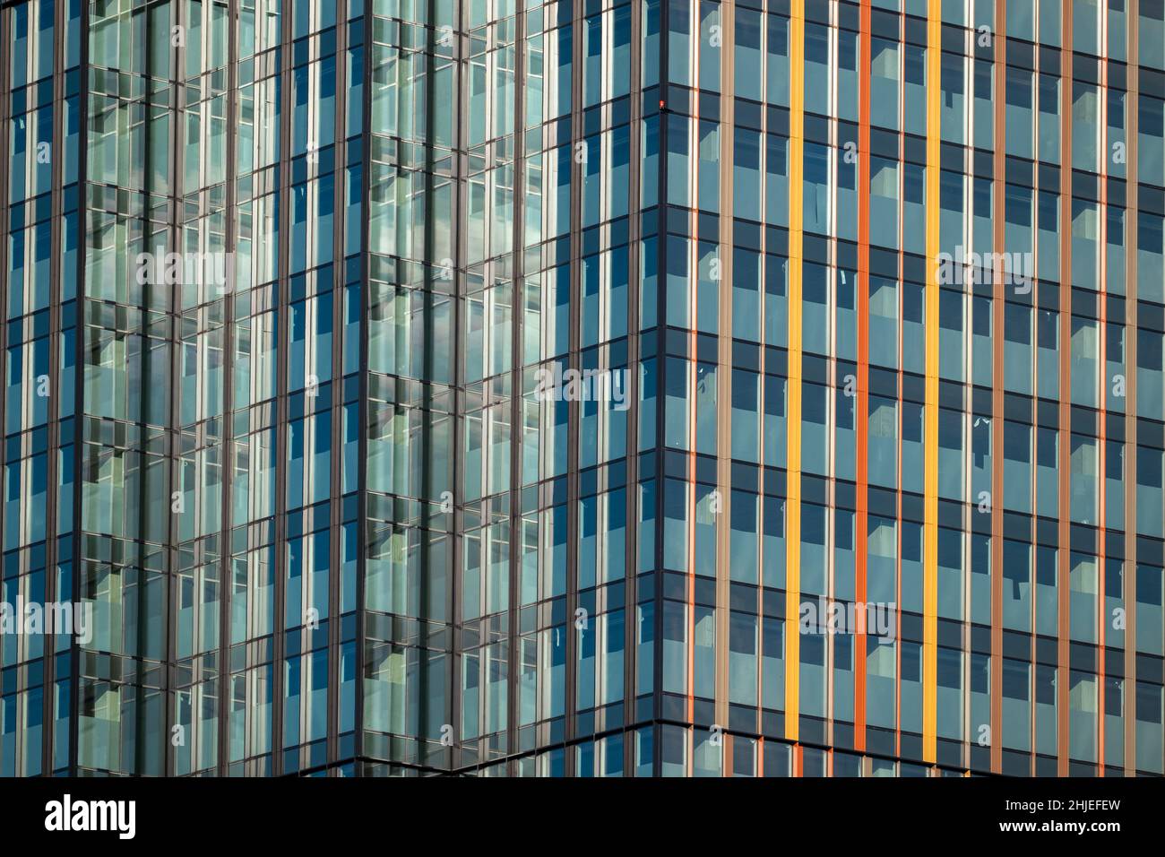 Glasfassade eines Unternehmens-Wolkenkratzers, Bürogebäude abstrakter Außenhintergrund. Stockfoto