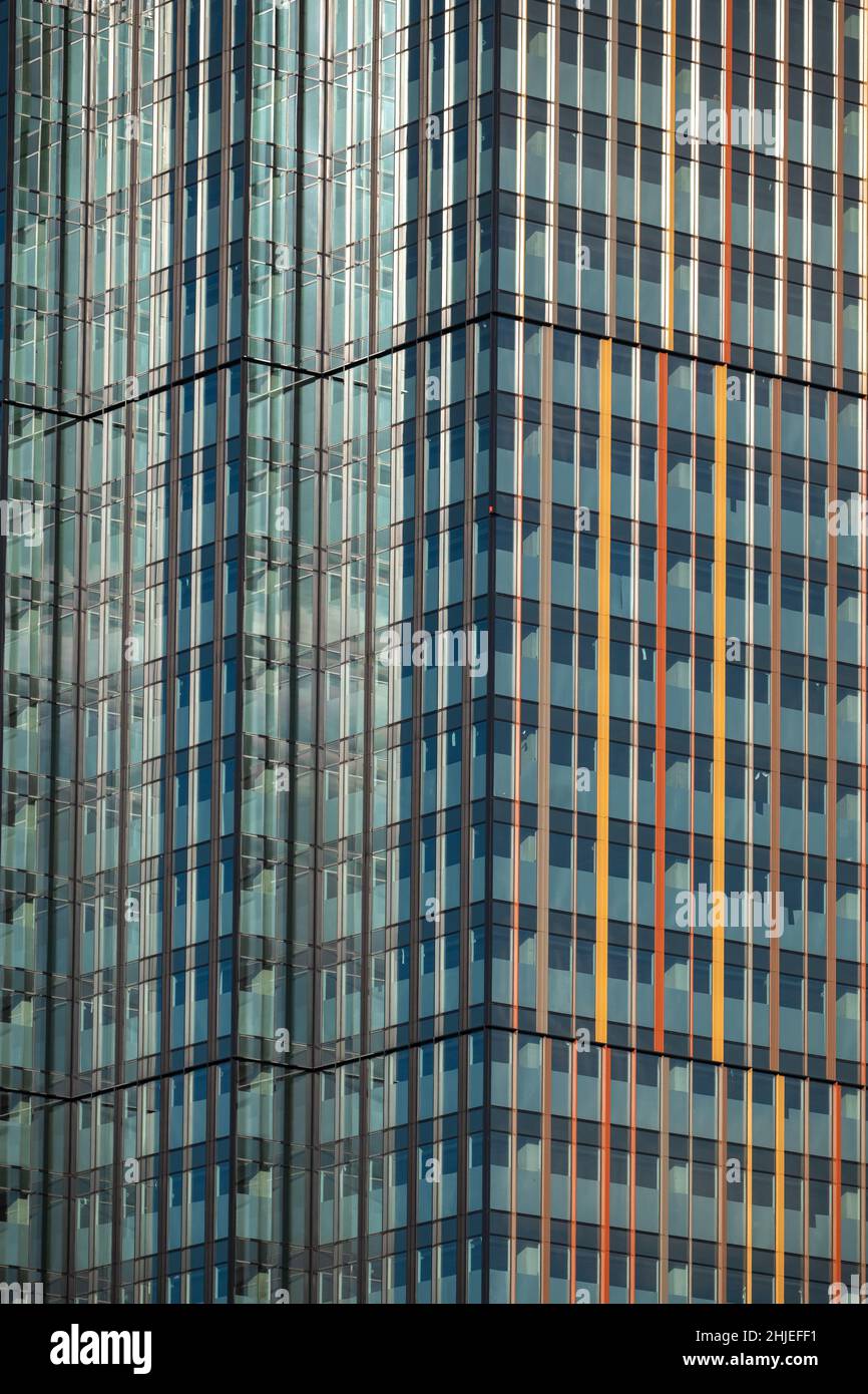 Glasfassade eines Unternehmens-Wolkenkratzers, Büro-Finanzgebäude abstrakter Außenhintergrund. Stockfoto