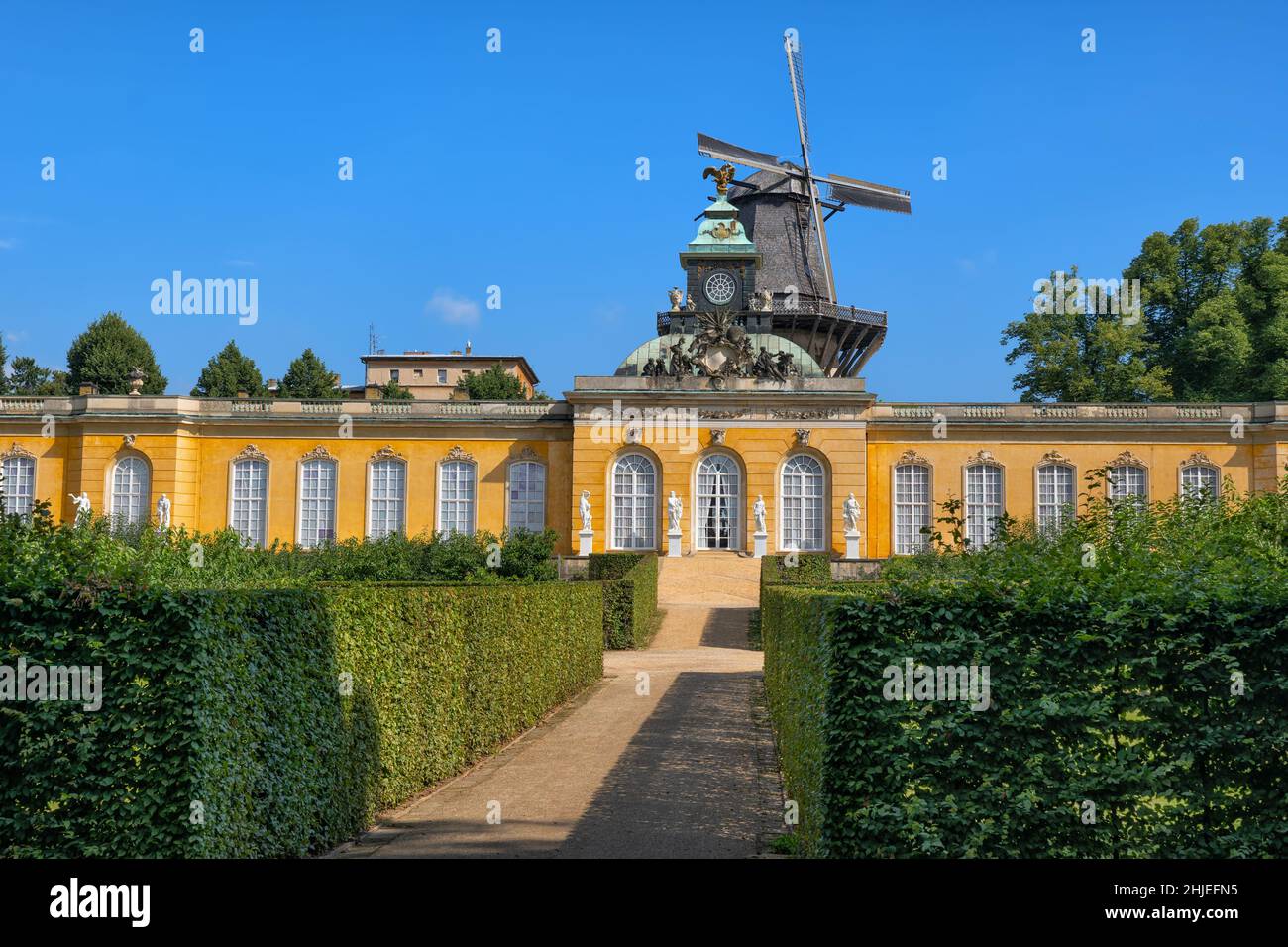 Die Neuen Kammern, Ensemble des Schlosses Sanssouci und historische Mühle im Park Sanssouci, Potsdam, Deutschland. Stockfoto