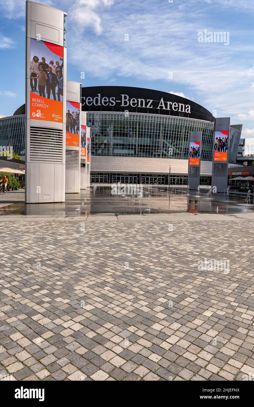 Berlin, Deutschland, die Mercedes-Benz Arena und der Mercedes-Platz. Stockfoto