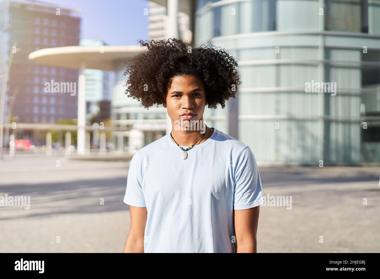 Ein junger afroamerikanischer Mann, der mit einem ernsten Gesicht auf die Kamera blickt. Stockfoto