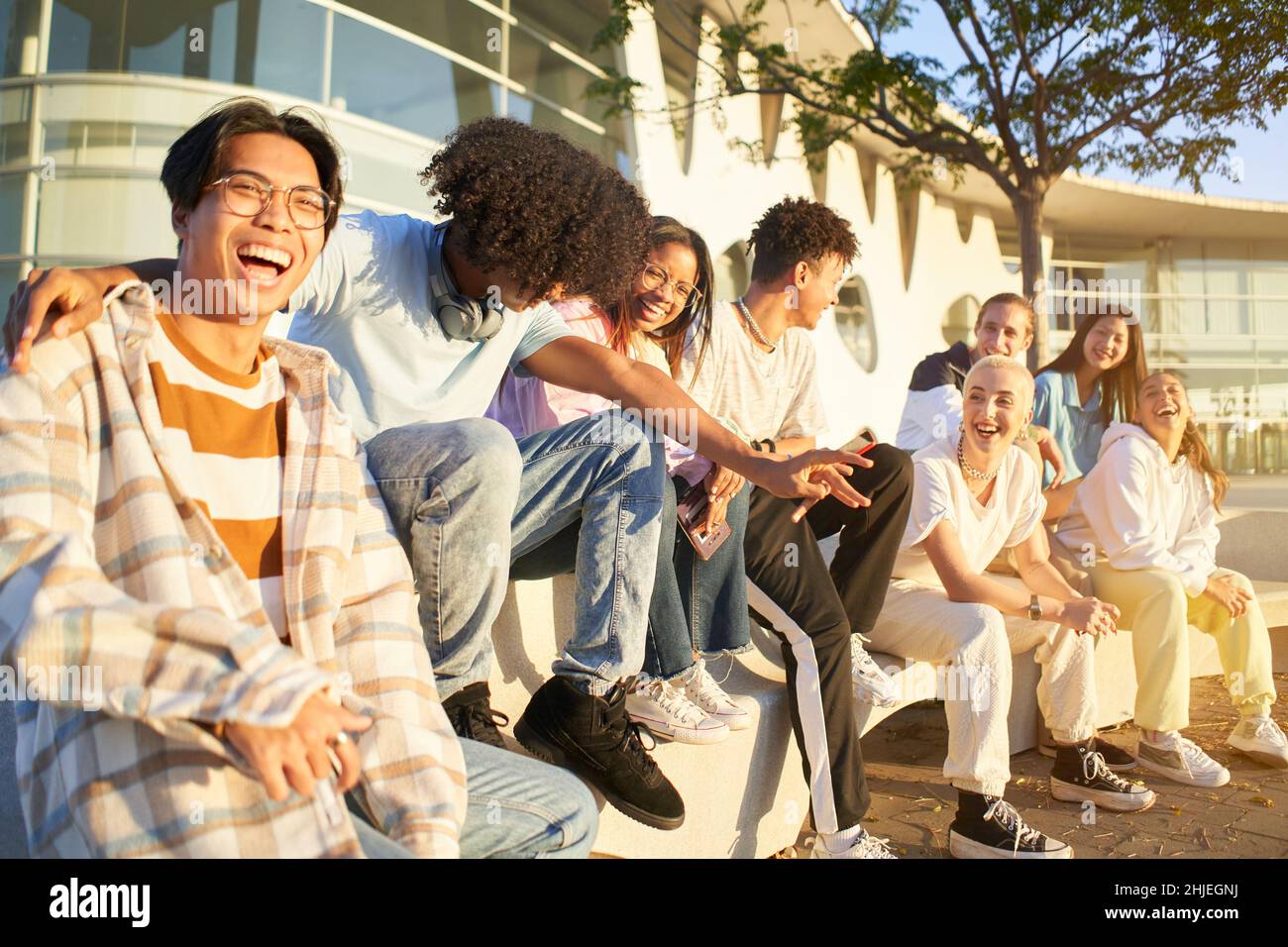 Jugendliche junge Studenten Gemeinschaft und Freundschaft Lifestyle-Konzept. Glückliche Menschen, die gemeinsam im Freien Spaß haben. Stockfoto