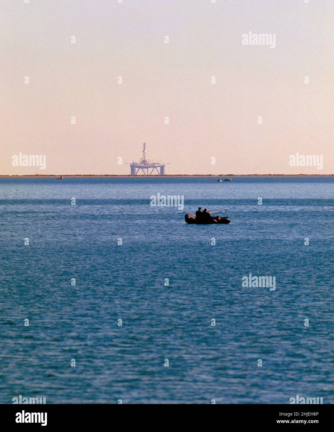 VISTA DEL MAR CON BARCAS PESQUERAS Y PLATAFORMA. Lage: AUSSEN. SAN CARLOS DE LA RAPITA. TARRAGONA. SPANIEN. Stockfoto