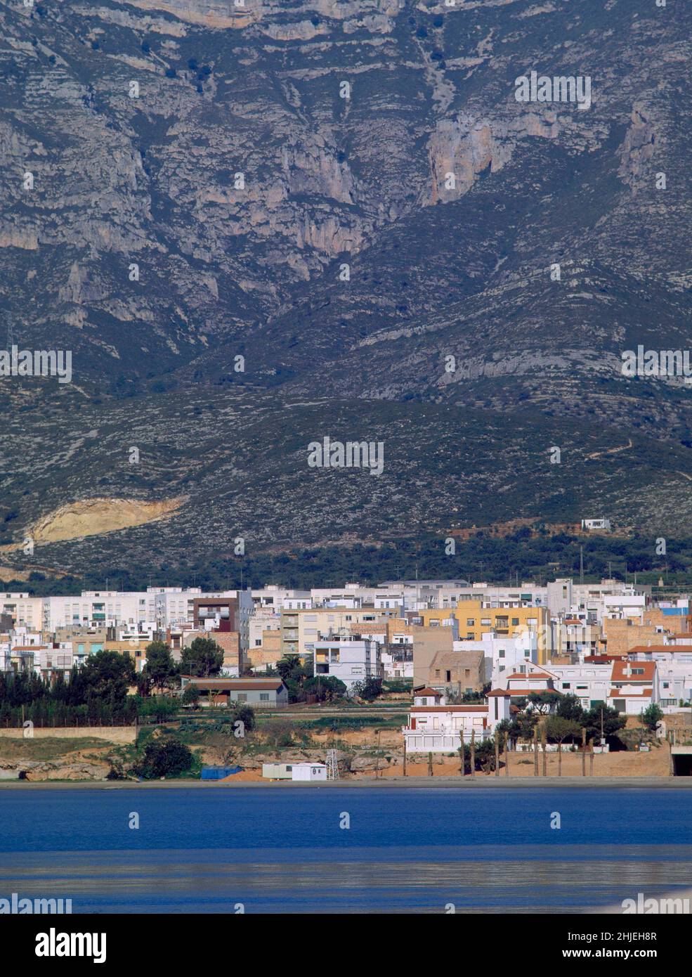 VISTA PARCIAL DE LA CIUDAD AL BORDE DEL MAR Y EL MONTSIA DETRAS. Lage: AUSSEN. SAN CARLOS DE LA RAPITA. TARRAGONA. SPANIEN. Stockfoto