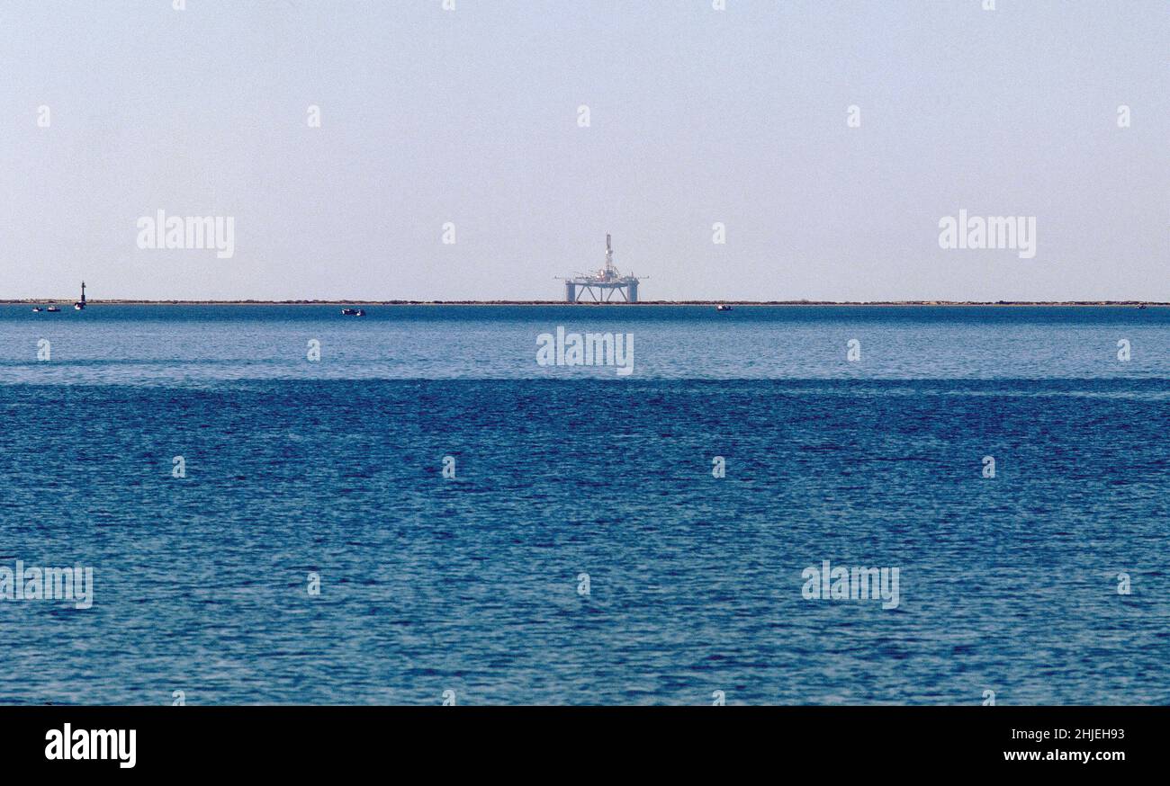 VISTA DEL MAR CON PLATAFORMA AL FONDO. Lage: AUSSEN. SAN CARLOS DE LA RAPITA. TARRAGONA. SPANIEN. Stockfoto