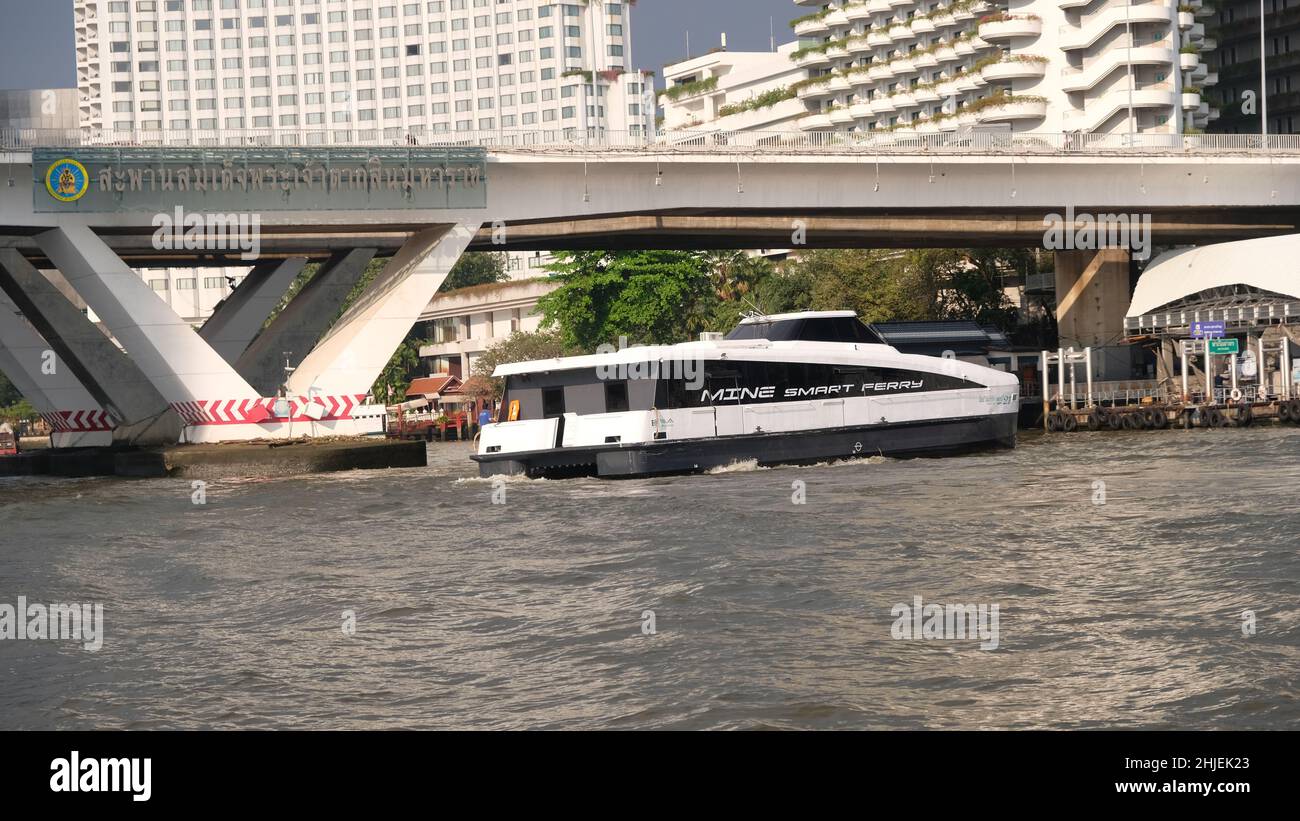 MINE Smart Ferry, Electric Catamaran Chao Phraya River, Bangkok, Thailand Taksin Bridge aka Sathon Bridge im Hintergrund Stockfoto