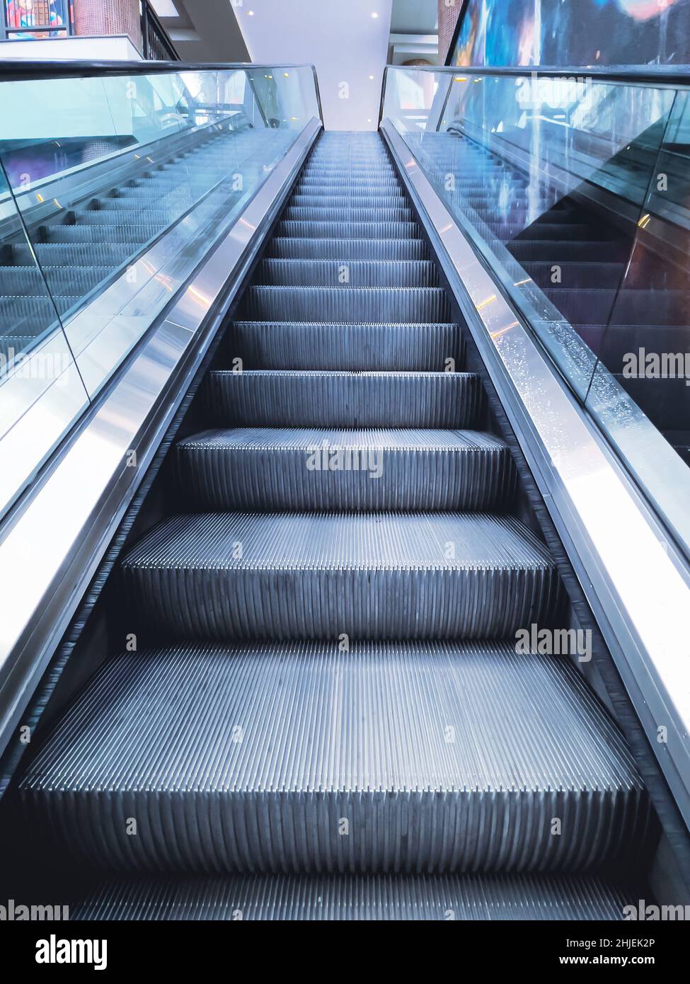 Moderne Rolltreppe im Einkaufszentrum in einer Großstadt Stockfoto