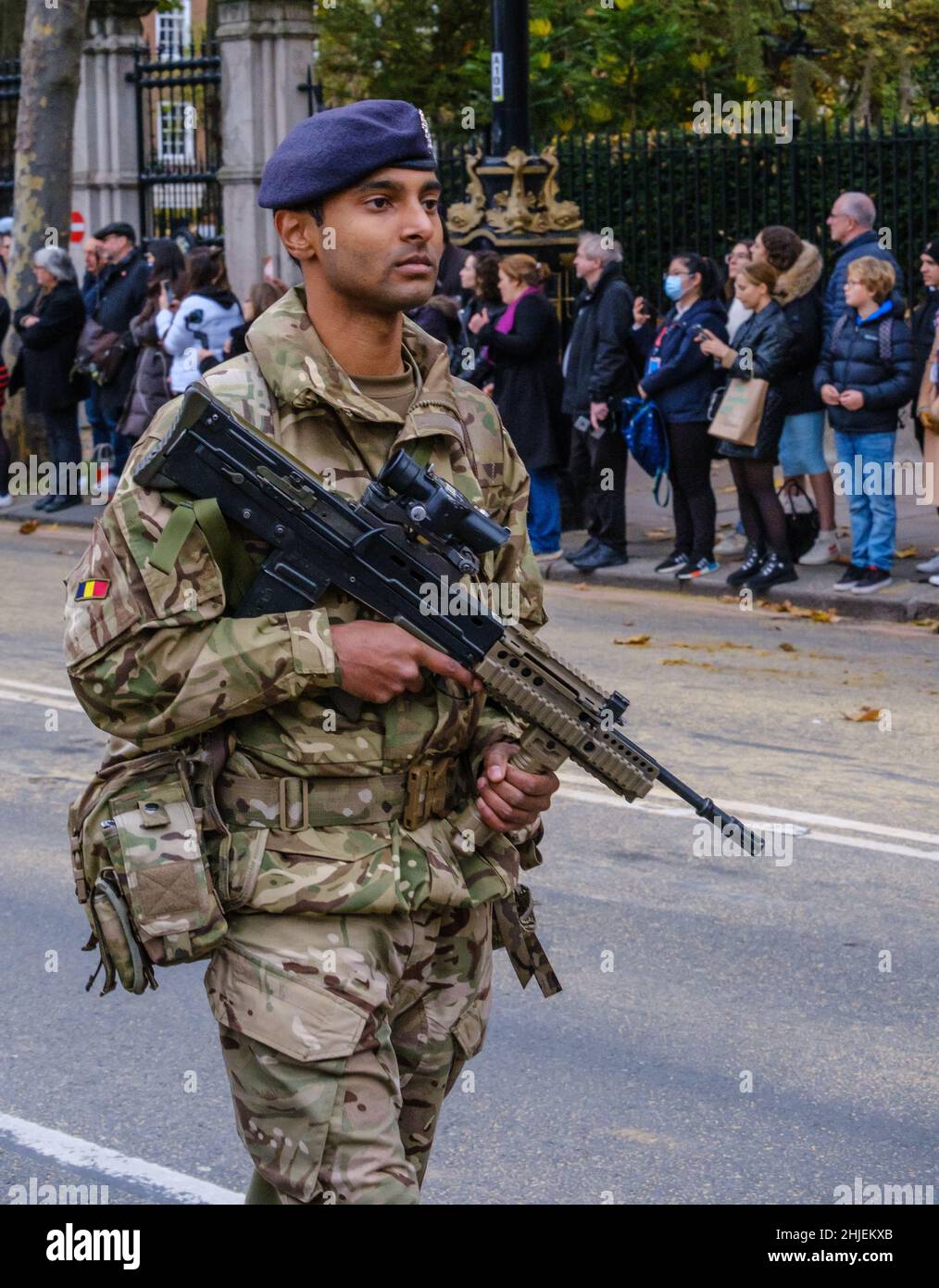 Soldat aus dem Bataillon 103 Königliche Elektro- und Maschineningenieure in Tarnuniform mit SA80-A2 Einzelwaffen auf der Show 2021 des Oberbürgermeisters. Stockfoto