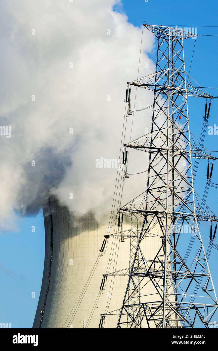Hohe Spannung Strom pylon/Getriebe Turm und Dampf/Dampf aus kühlturm von Atomkraftwerk/Kernkraftwerk Stockfoto