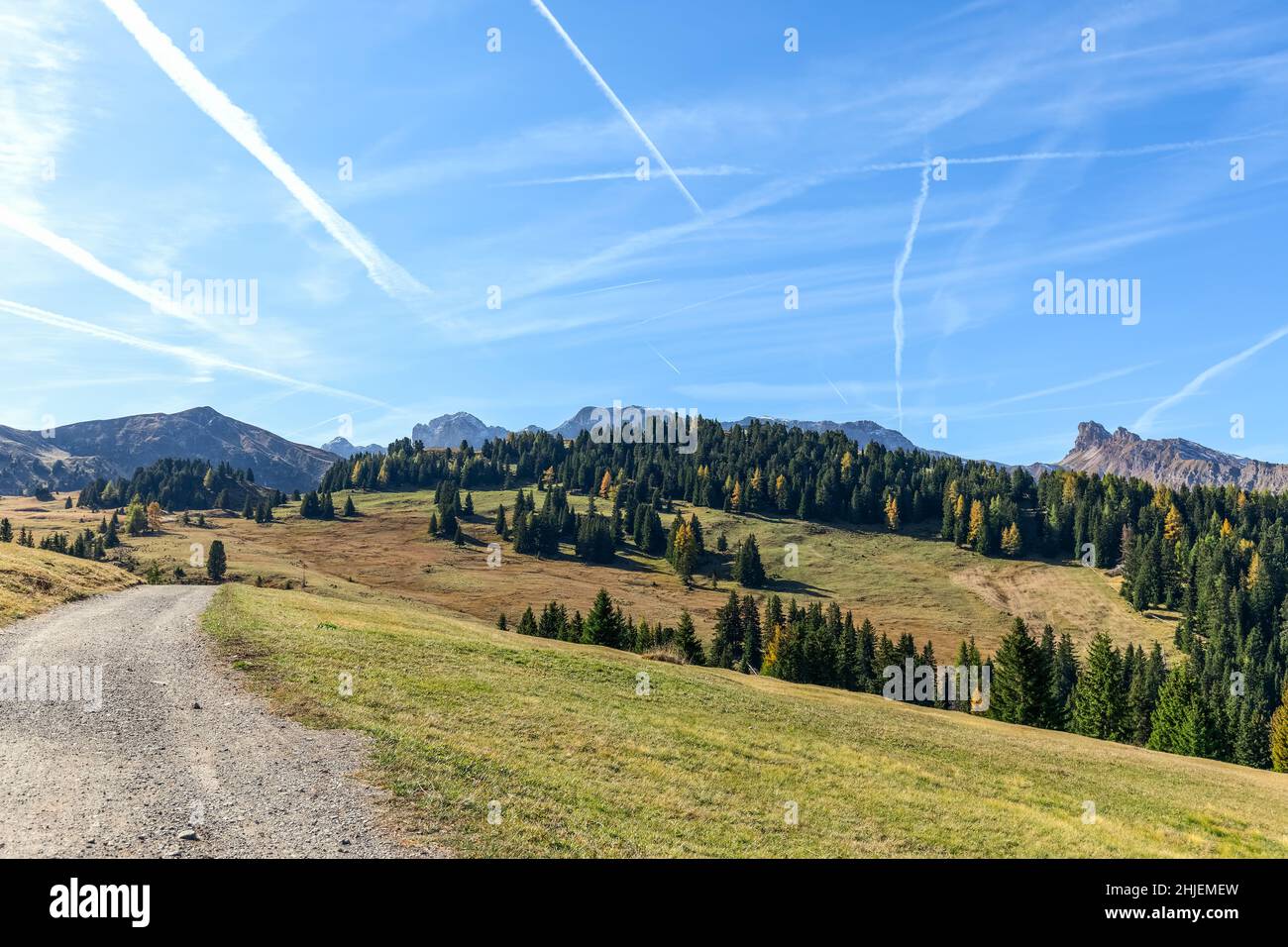 Panoramastraße über das Hochplateau Seiser Alm. Südtirol, Italien. Stockfoto