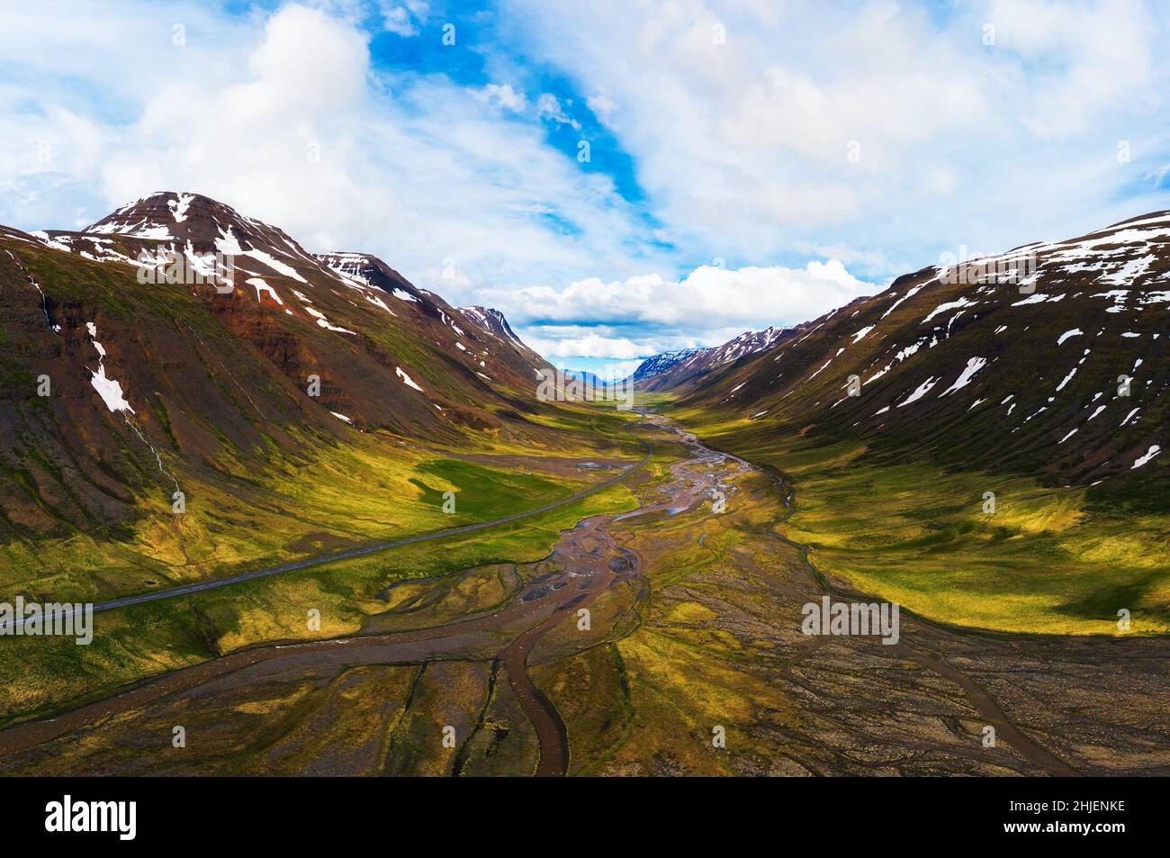 Luftaufnahme einer Straße durch isländische Landschaft Stockfoto