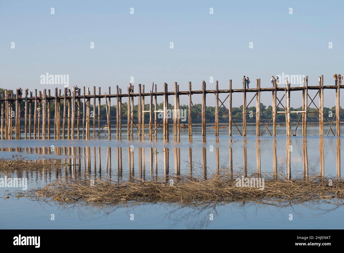 Blick auf die alte Holzbrücke U Bein an einem sonnigen Abend. Amarapura, Myanmar Stockfoto