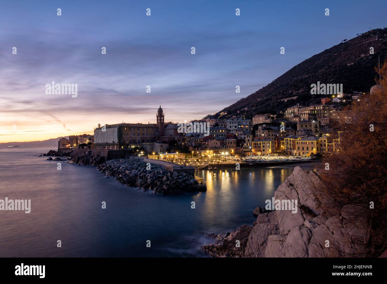 Italien, das kleine Dorf Nervi von der Anita Garibaldi Promenade mit dem Licht des Sonnenuntergangs gesehen Stockfoto