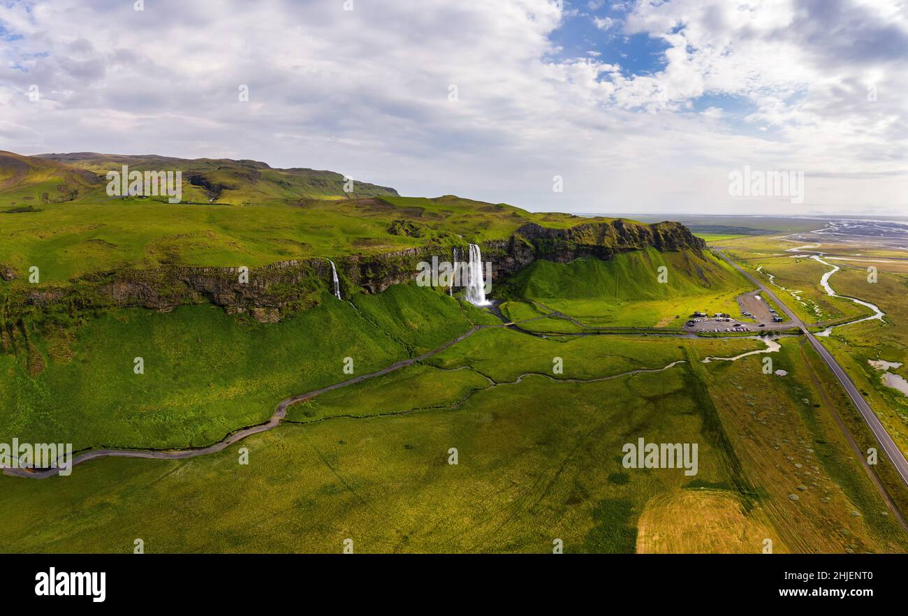 Luftaufnahme des Seljalandsfoss Wasserfalls in Island Stockfoto