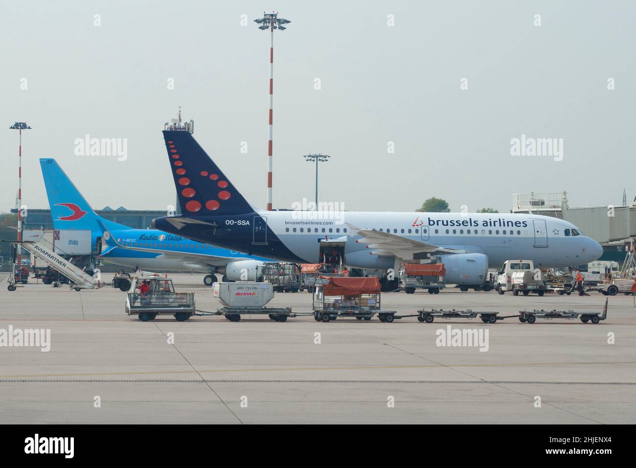 MAILAND, ITALIEN - 29. SEPTEMBER 2017: Flughafen Malpensa. Airbus A319-111 (OO-SSA) von Brussels Airlines an einem bewölkten Morgen auf dem Flugsteig Stockfoto