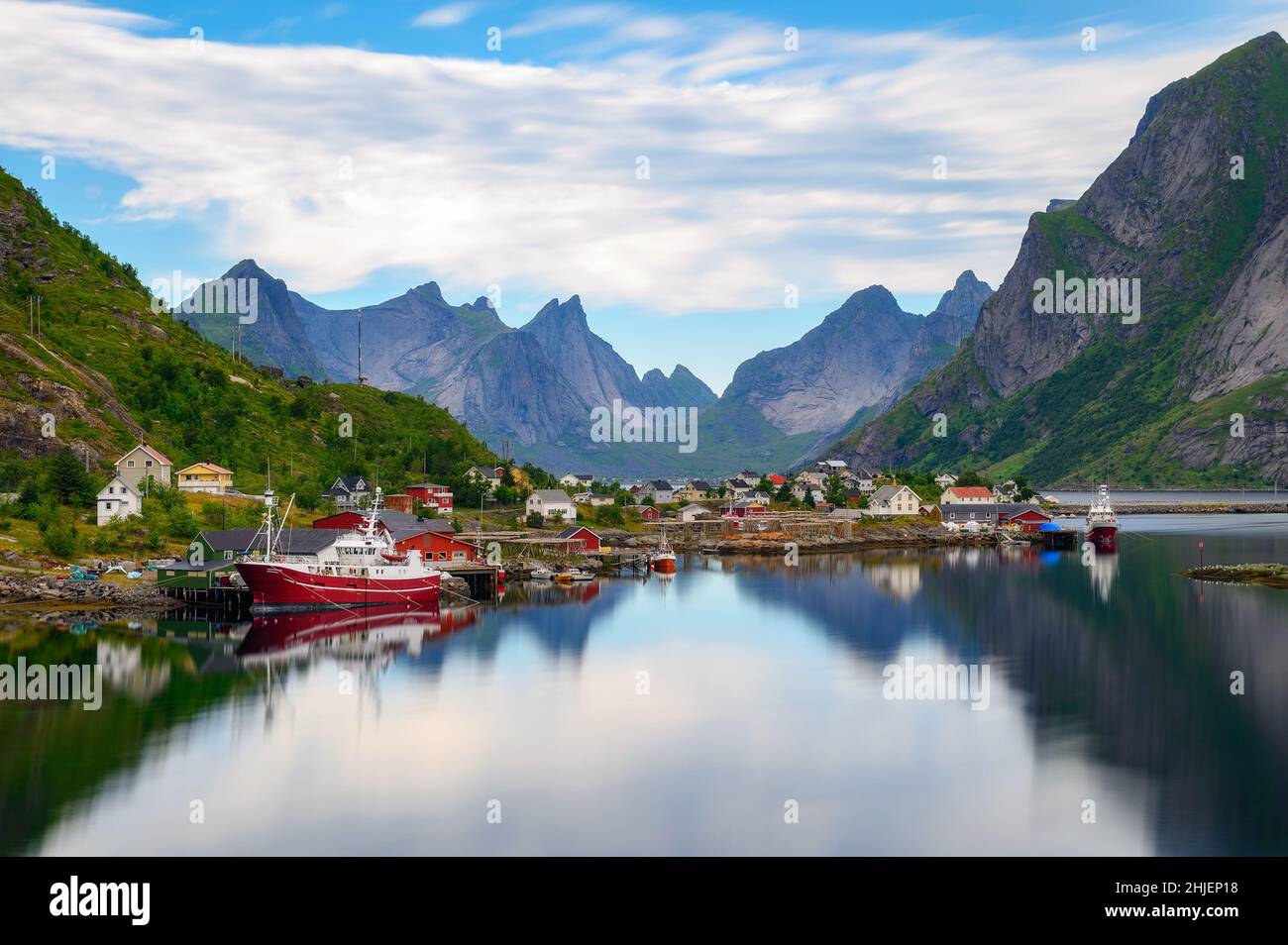 Reine Dorf mit Fischerbooten und Bergen auf den Lofoten Inseln, Norwegen Stockfoto