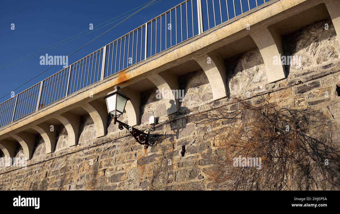 Italien, Genua - der Damm der Eisenbahn, die die Stadt Nervi mit dem charakteristischen Laternenpfosten durchquert, der die Promenade unten beleuchtet Stockfoto