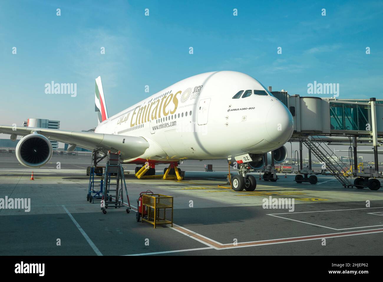 DUBAI, VAE - 02. FEBRUAR 2020: Der Airbus A380-800 der Emirates Airline am sonnigen Morgen auf dem internationalen Flughafen Dubai Stockfoto