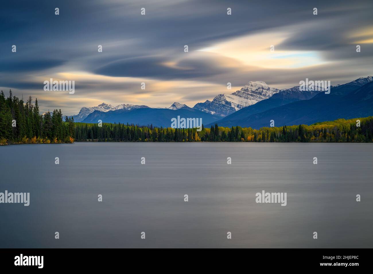 Sonnenuntergang am Pyramid Lake im Jasper National Park, Kanada Stockfoto