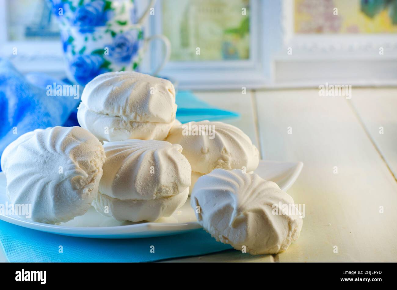Weiße Vanillemarmelibe auf einem Teller auf weißem Hintergrund Stockfoto