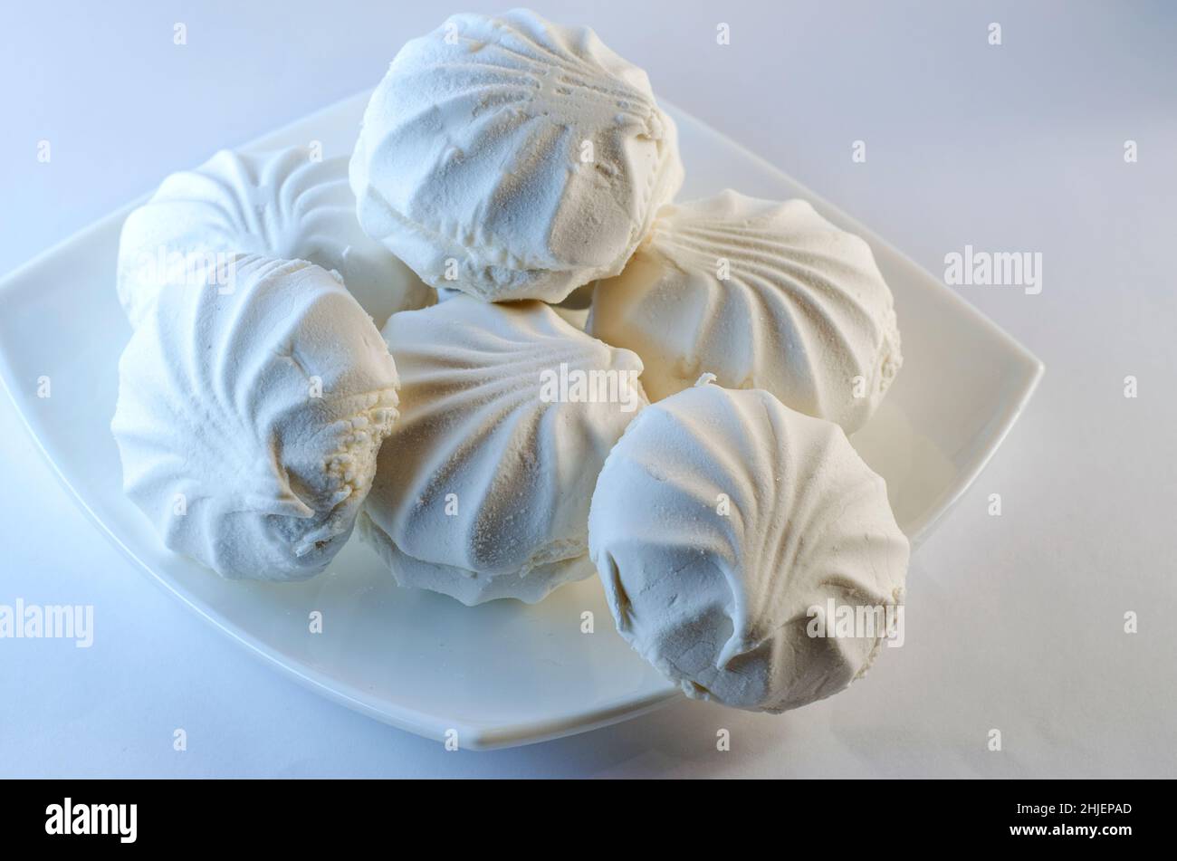 Weiße Vanillemarmelibe auf einem Teller auf weißem Hintergrund Stockfoto