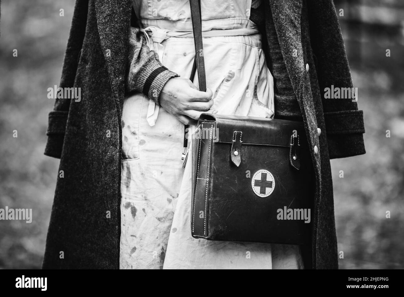 Der Re-enactor trägt die Uniform der deutschen Krankenschwester aus dem Zweiten Weltkrieg mit Verbandskit. Foto In Schwarzweiß. 2. WELTKRIEG WW2 Stockfoto