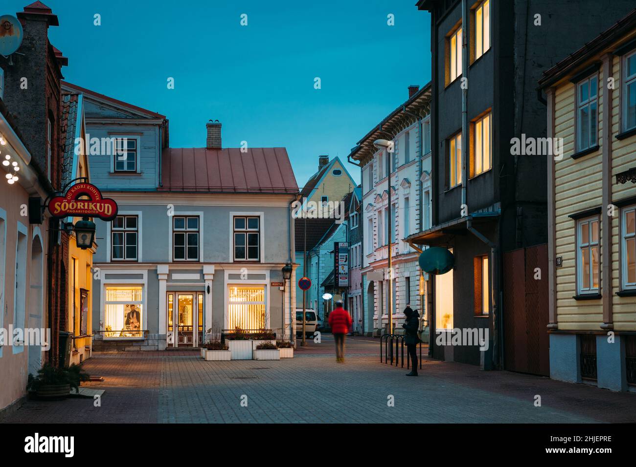 Parnu, Estland. Nachtansicht Der Puhavaimu Straße Mit Alten Gebäuden, Häusern, Restaurants, Cafe, Hotels Und Geschäften In Der Abendnacht Illuminationen Stockfoto