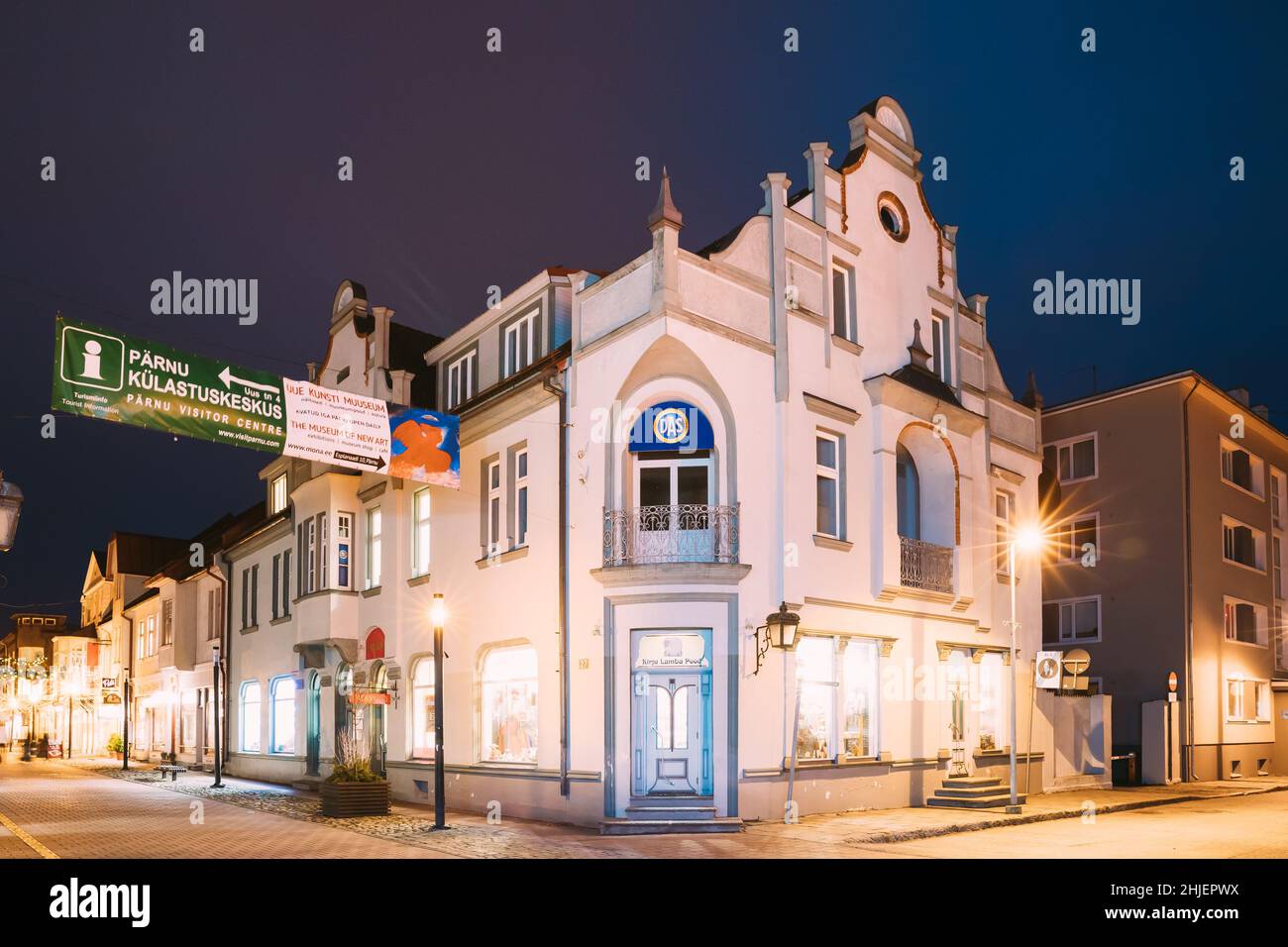 Parnu, Estland. Nachtansicht Der Berühmten Ruutli-Straße Mit Alten Häusern, Gebäuden, Restaurants, Cafés, Hotels Und Geschäften In Festlicher Abendnacht Weihnachten Stockfoto