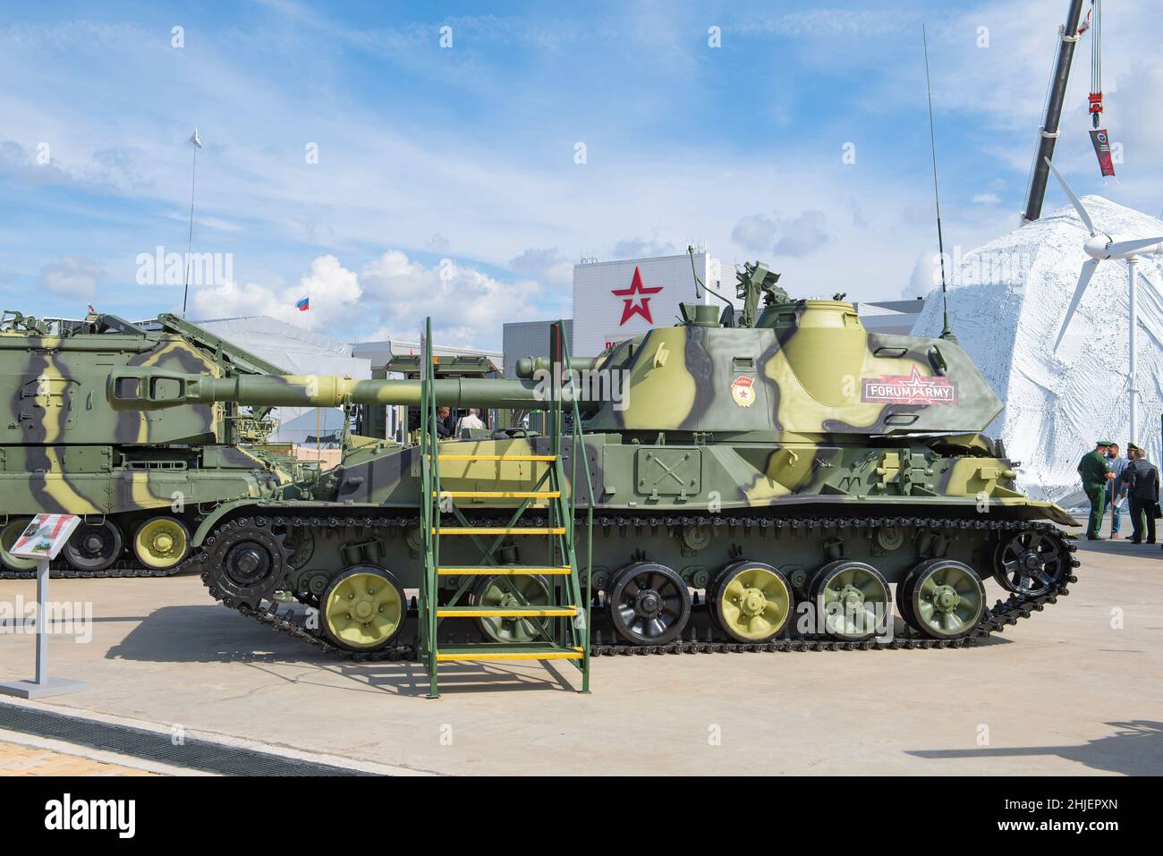REGION MOSKAU - 25. AUGUST 2020: 152-mm-Teilhaubitze 2S3M 'Acacia' auf dem militärisch-internationalen Forum von 'Army-2020' Stockfoto