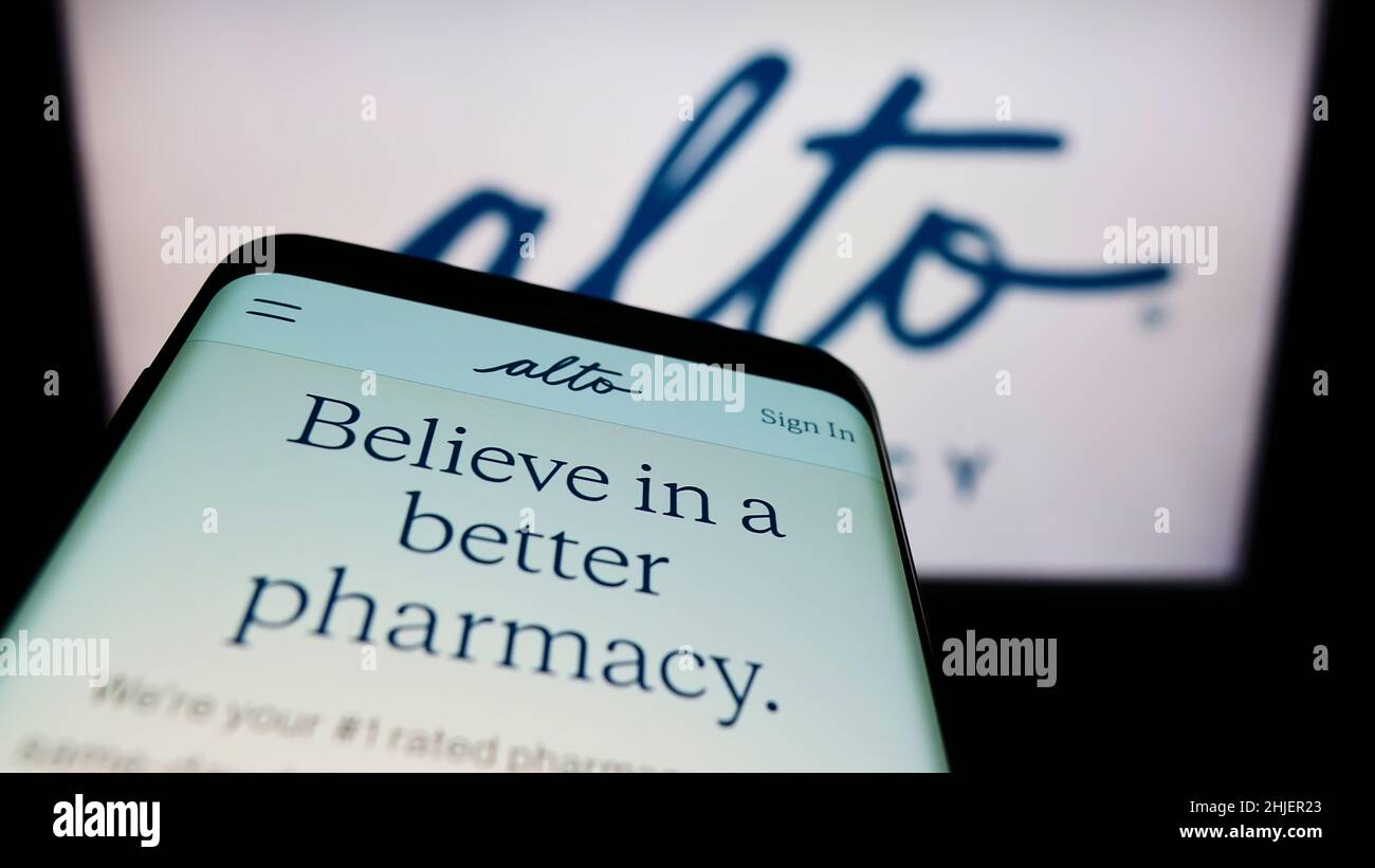 Handy mit Webseite des amerikanischen Telemedizin-Unternehmens Alto Pharmacy LLC auf dem Bildschirm vor dem Logo. Konzentrieren Sie sich auf die obere linke Seite des Telefondisplays. Stockfoto